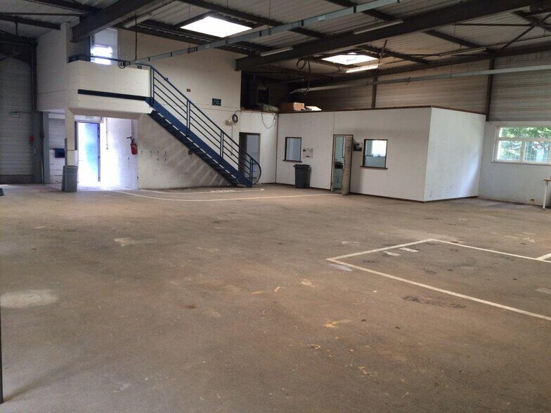 Local d’activités dans CHARMES à louer - Photo intérieure – Image 3 sur 3