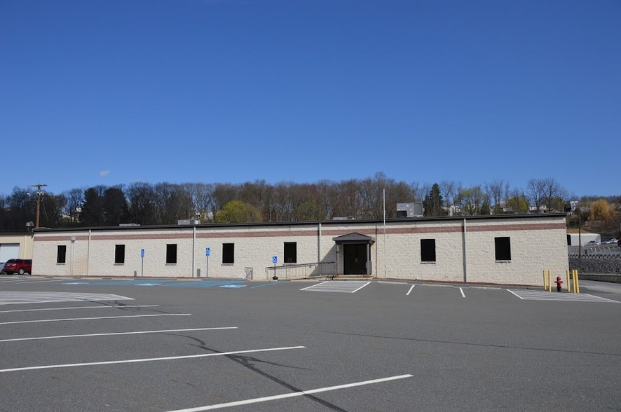1410 Laurel Blvd, Pottsville, PA à louer - Photo principale – Image 1 sur 8