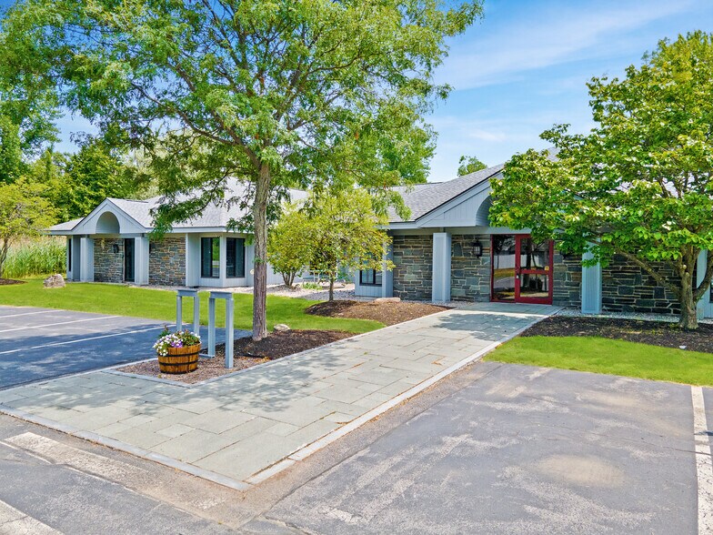 5710 Commons Park, East Syracuse, NY à louer - Photo de l’immeuble – Image 3 sur 13