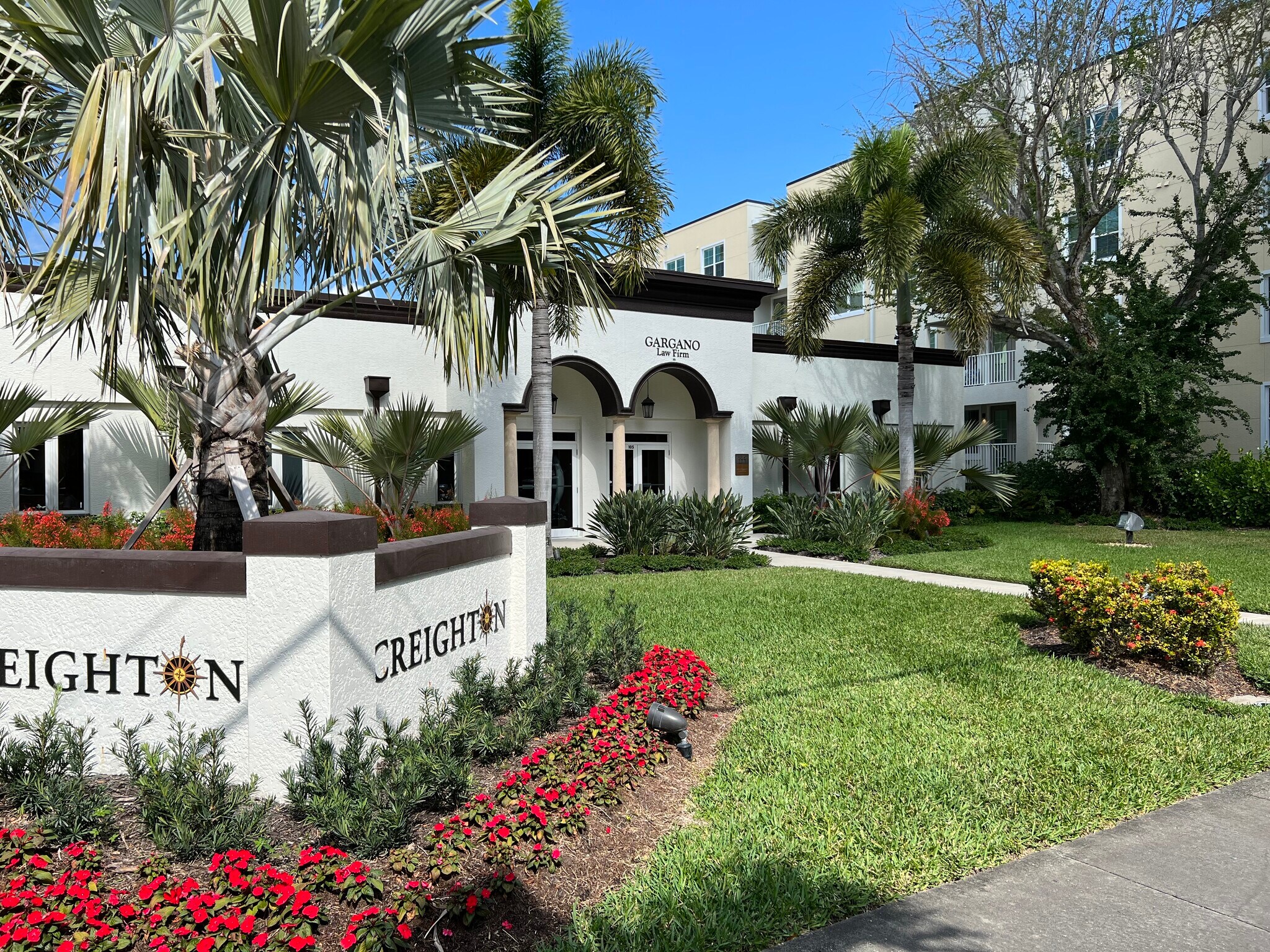 2240 W 1st St, Fort Myers, FL à louer Photo de l’immeuble– Image 1 sur 8