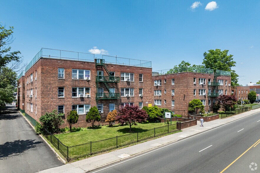 565 Fulton Ave, Hempstead, NY à vendre - Photo principale – Image 1 sur 4