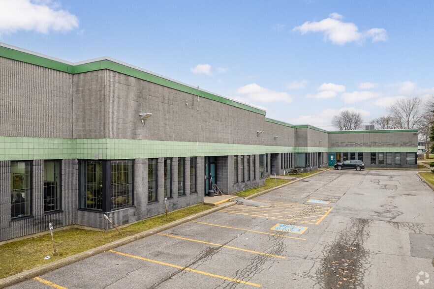 5776-5782 Blvd Thimens, Montréal, QC à louer - Photo de l’immeuble – Image 2 sur 4