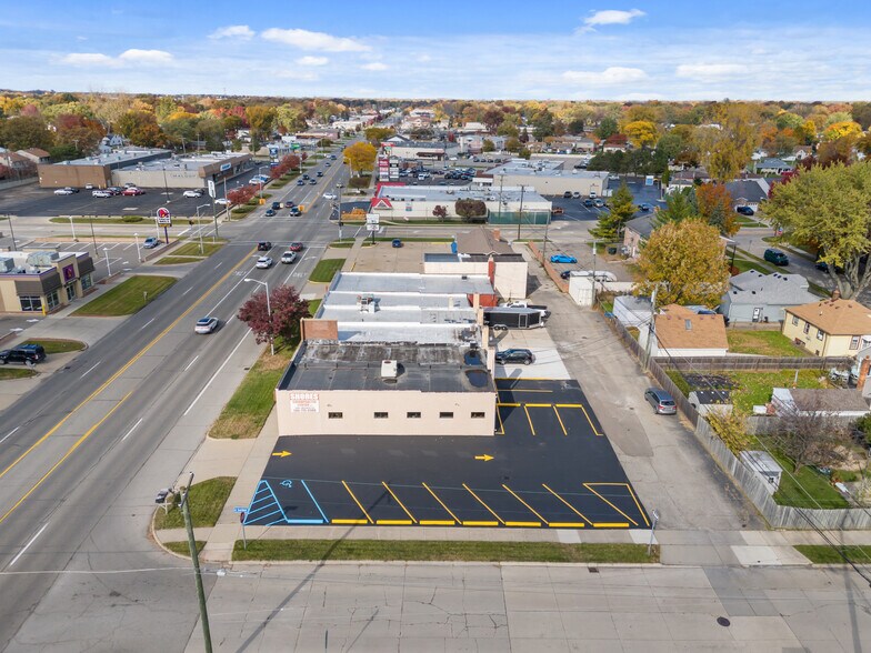 28404 Harper Ave, Saint Clair Shores, MI à louer - Photo de l’immeuble – Image 3 sur 5