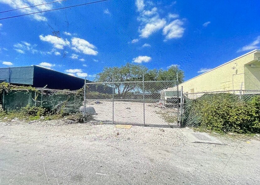 4330 NW 35th ct, Miami, FL à louer - Photo de l’immeuble – Image 2 sur 2