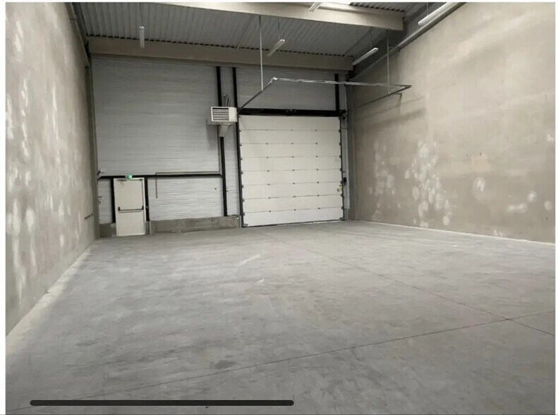 Local d’activités dans Saint-Quentin-Fallavier à louer - Photo de l’immeuble – Image 3 sur 10