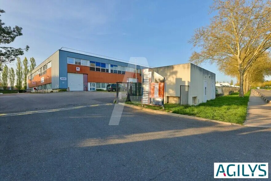 Local d’activités dans Trappes à louer - Photo de l’immeuble – Image 1 sur 3
