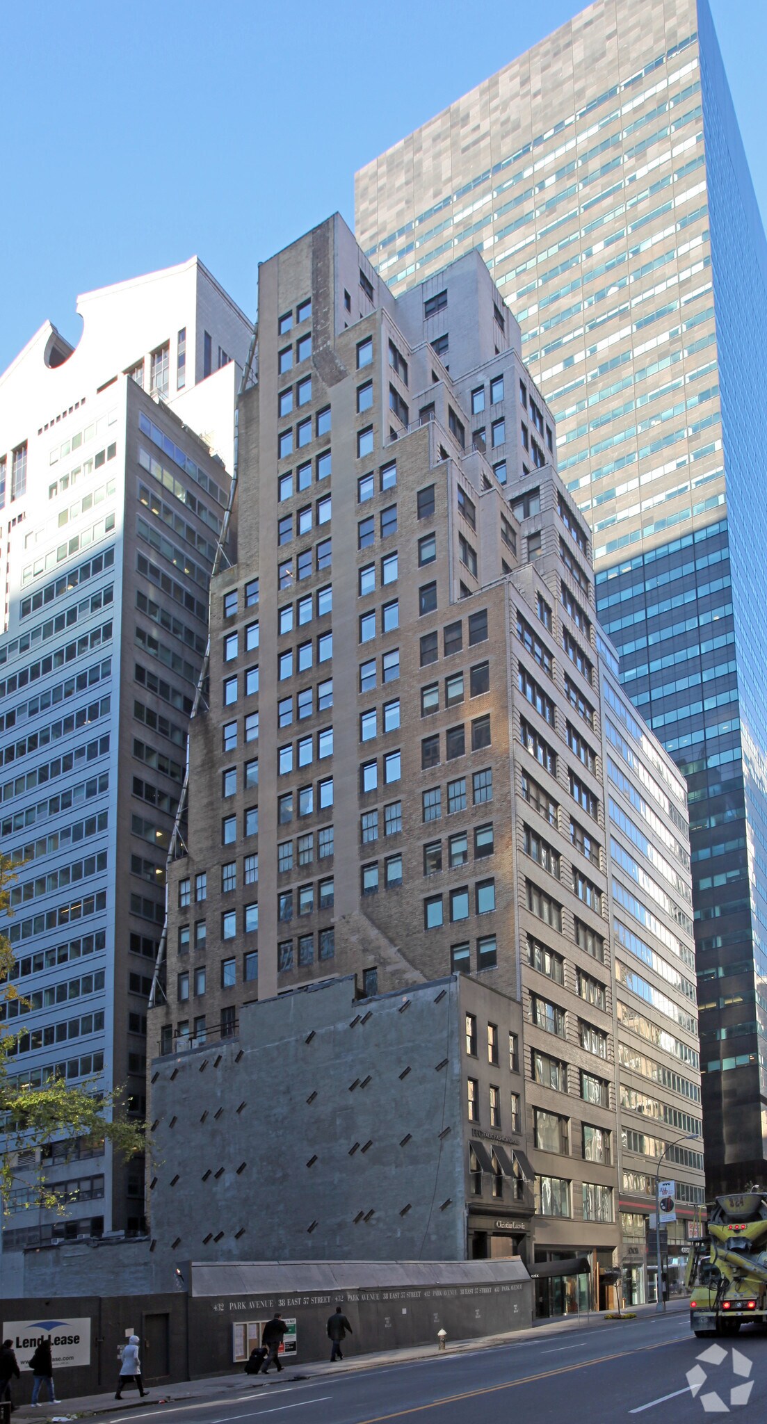 32 E 57th St, New York, NY à louer Photo de l’immeuble– Image 1 sur 4