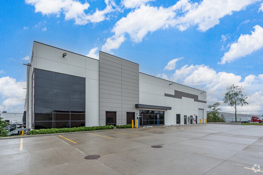 2710 United Ln, Elk Grove Village, IL à louer - Photo principale – Image 1 sur 5