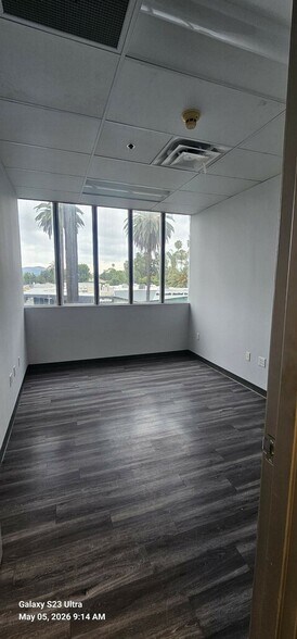 18040 Sherman Way, Reseda, CA à louer - Photo principale – Image 1 sur 15