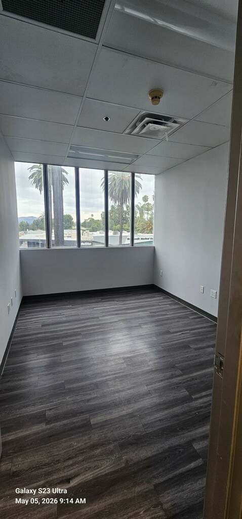 18040 Sherman Way, Reseda, CA à louer Photo principale– Image 1 sur 16