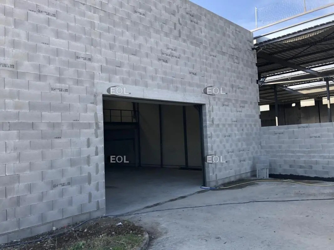 Local d’activités dans Brignais à louer Photo de l’immeuble– Image 1 sur 3