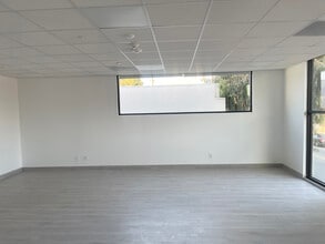 15721 Vanowen St, Van Nuys, CA à louer Photo de l’immeuble– Image 2 sur 3