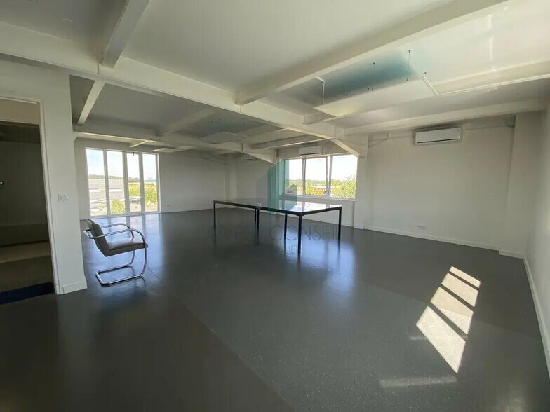 Bureau dans Viarmes à louer - Photo de l’immeuble – Image 1 sur 6