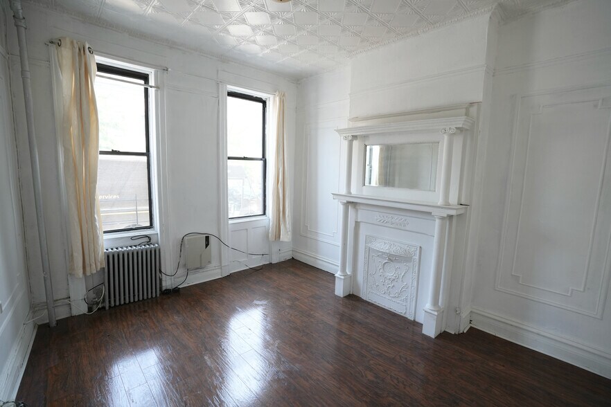 1881 Putnam Ave, Ridgewood, NY à vendre - Photo intérieure – Image 3 sur 12