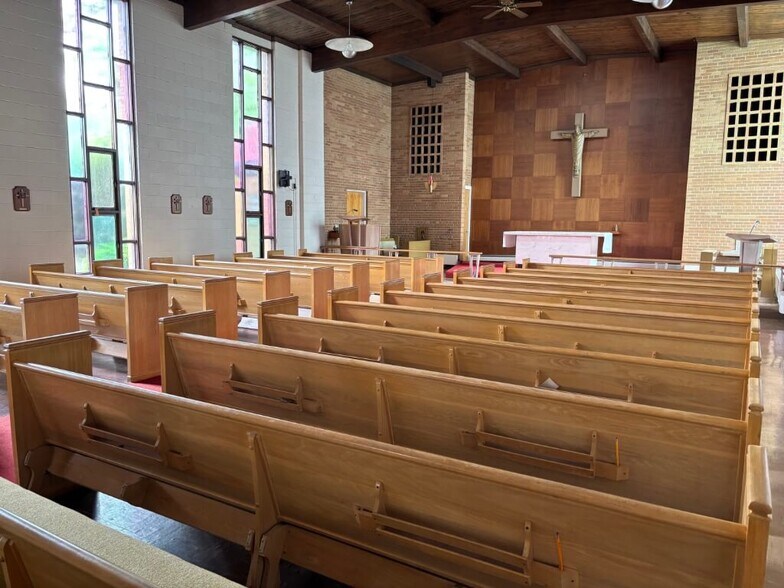 15603 Wick Rd, Allen Park, MI à louer - Photo intérieure – Image 2 sur 34