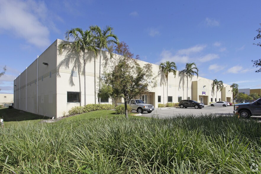 1907 SW 43rd Ter, Deerfield Beach, FL à louer - Photo de l’immeuble – Image 2 sur 6