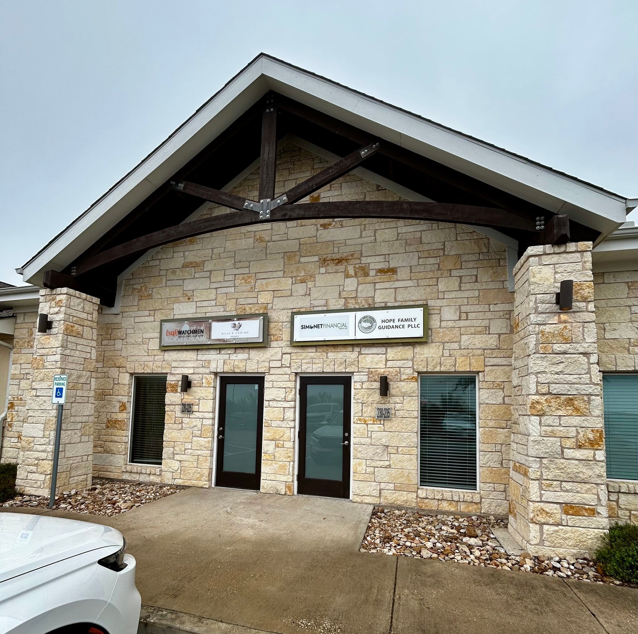 1300 Dacy Ln, Kyle, TX à louer Photo de l’immeuble– Image 1 sur 9