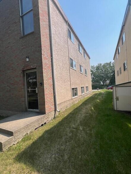 11925 101st St NW, Edmonton, AB à vendre - Photo de l’immeuble – Image 2 sur 17