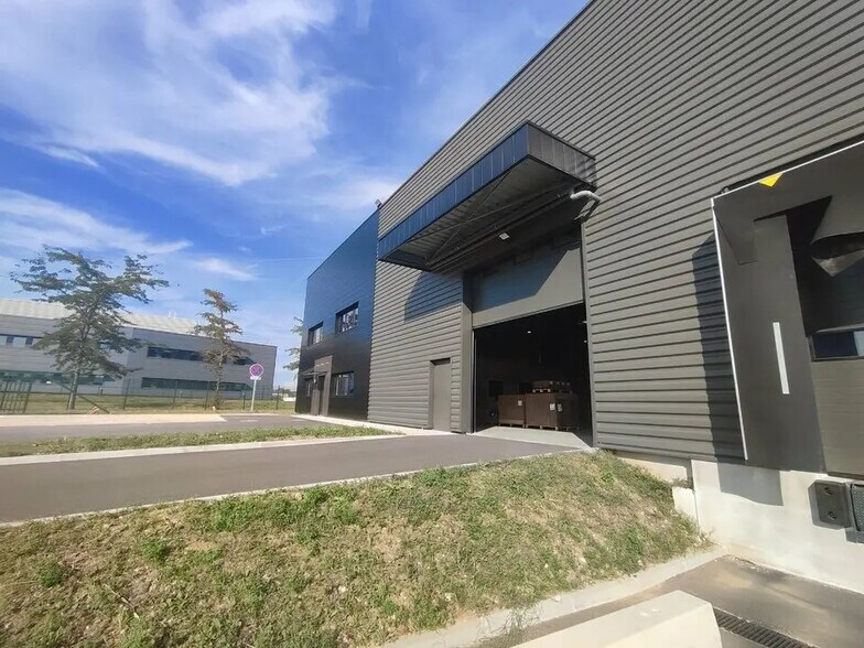 Local d’activités dans Saint-Quentin-Fallavier à louer - Photo de l’immeuble – Image 1 sur 5