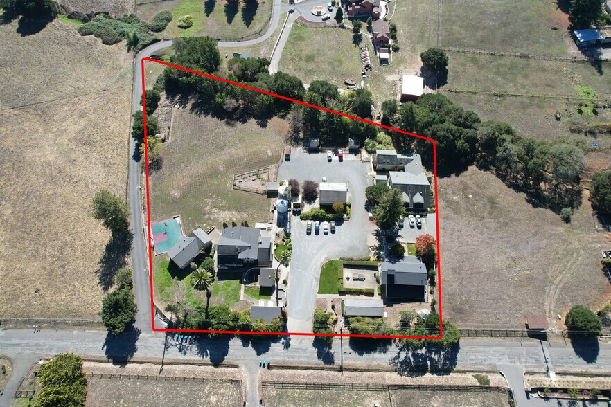 365 Kuck Ln, Petaluma, CA à vendre - Photo de l’immeuble – Image 2 sur 30