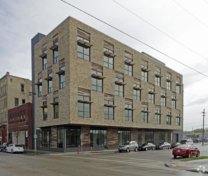 130 W Bruce St, Milwaukee, WI à louer - Photo de l’immeuble – Image 3 sur 12