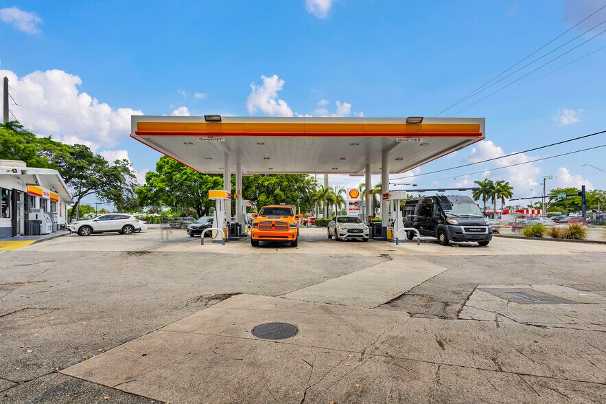2090 W Oakland Park Blvd, Oakland Park, FL à vendre - Photo de l’immeuble – Image 2 sur 9