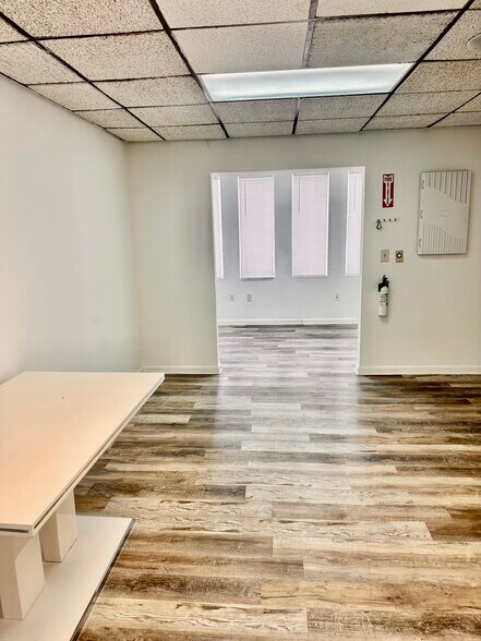 246 NW 42nd Ave, Miami, FL à louer - Photo de l’immeuble – Image 3 sur 7