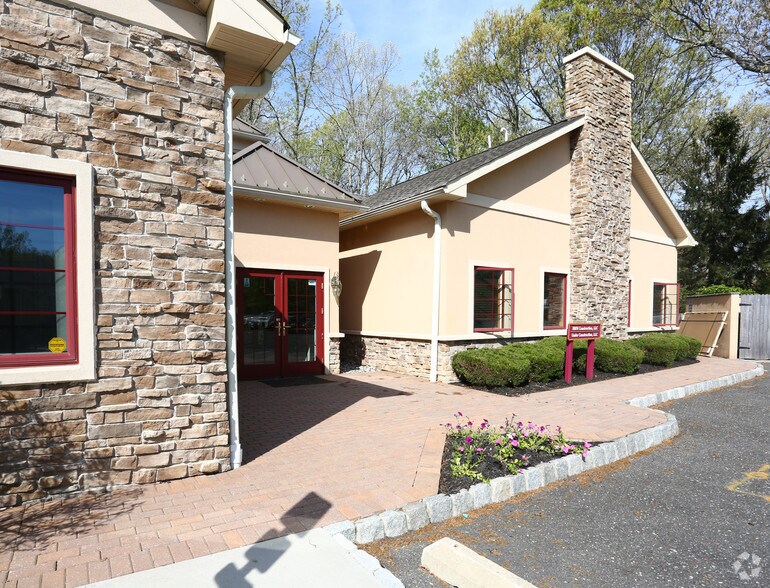 88 S Lakeview Dr, Gibbsboro, NJ à vendre - Photo de l’immeuble – Image 2 sur 6