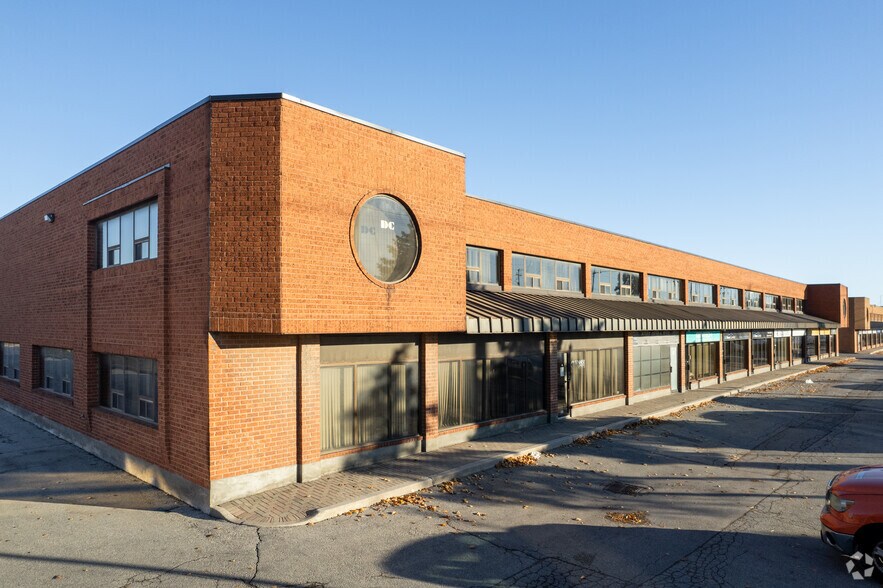 23 Mccleary Ct, Vaughan, ON à vendre - Photo de l’immeuble – Image 1 sur 3