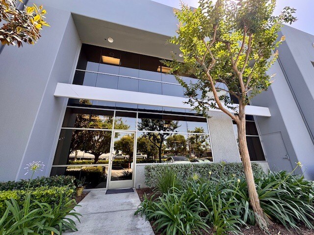 630 W Lambert Rd, Brea, CA à louer - Photo de l’immeuble – Image 2 sur 23