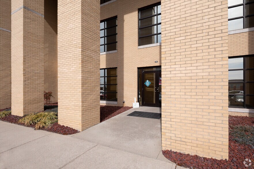 1021 Majestic Dr, Lexington, KY à vendre - Photo de l’immeuble – Image 2 sur 5