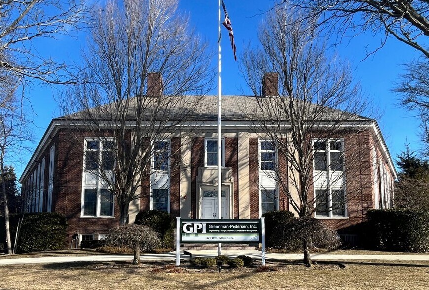 325 W Main St, Babylon, NY à vendre - Photo de l’immeuble – Image 1 sur 10