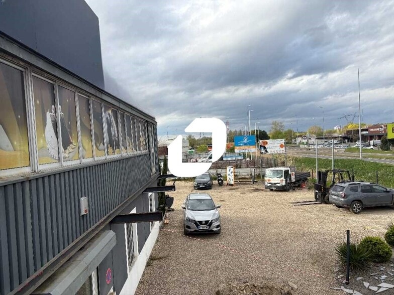 Local d’activités dans Latresne à louer - Photo de l’immeuble – Image 2 sur 13