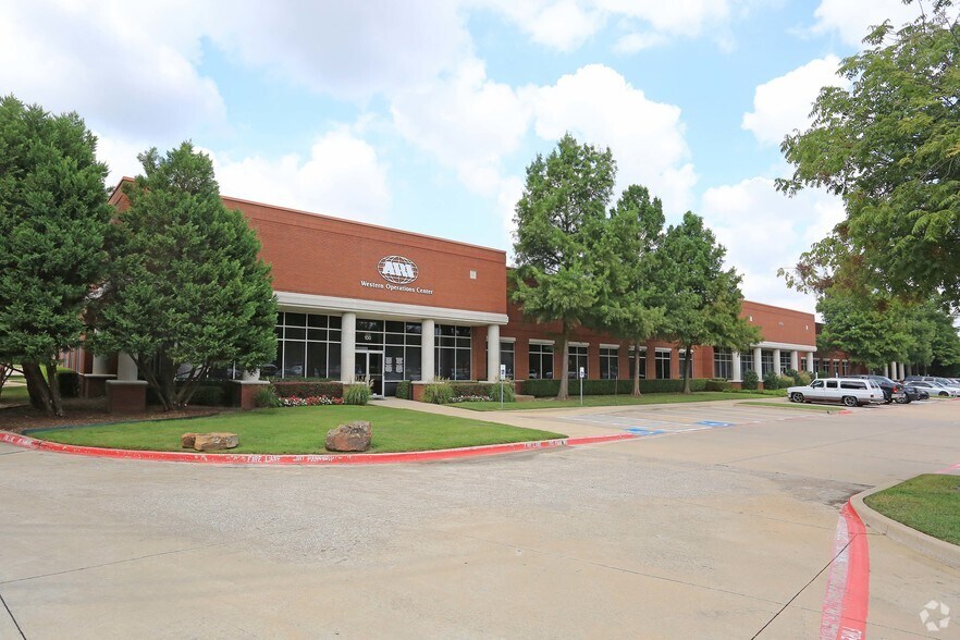 2550 SW Grapevine Pky, Grapevine, TX à louer - Photo de l’immeuble – Image 1 sur 14
