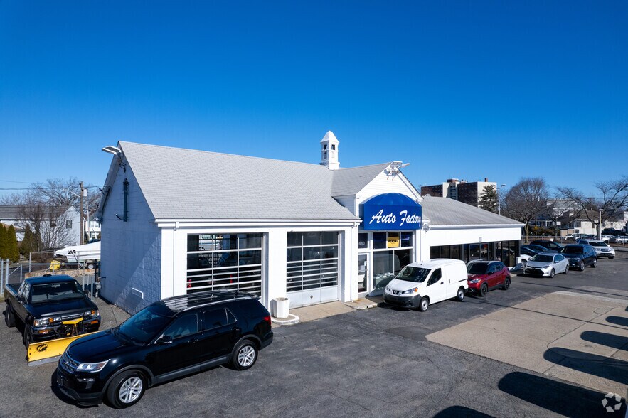 460 Taunton Ave, East Providence, RI à vendre - Photo principale – Image 1 sur 7