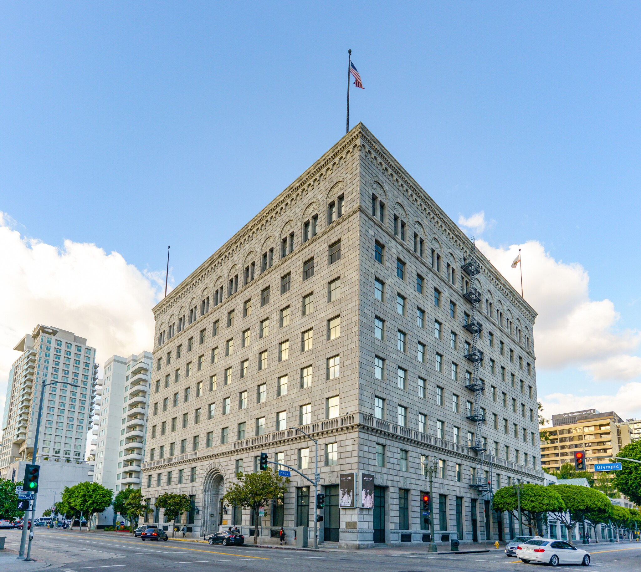605 W Olympic Blvd, Los Angeles, CA à louer Photo principale– Image 1 sur 10