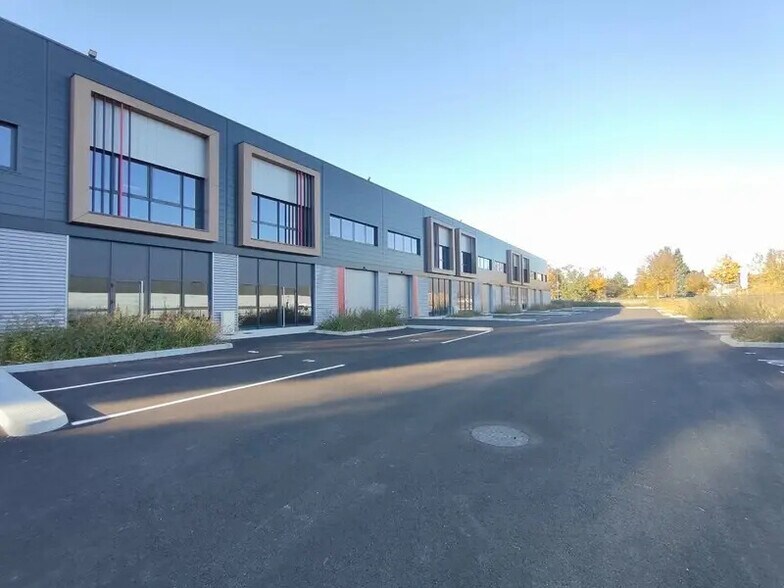 Local d’activités dans Saint-Quentin-Fallavier à louer - Photo de l’immeuble – Image 1 sur 9