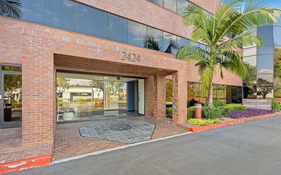 2424 Vista Way, Oceanside, CA à louer - Photo de l’immeuble – Image 3 sur 9