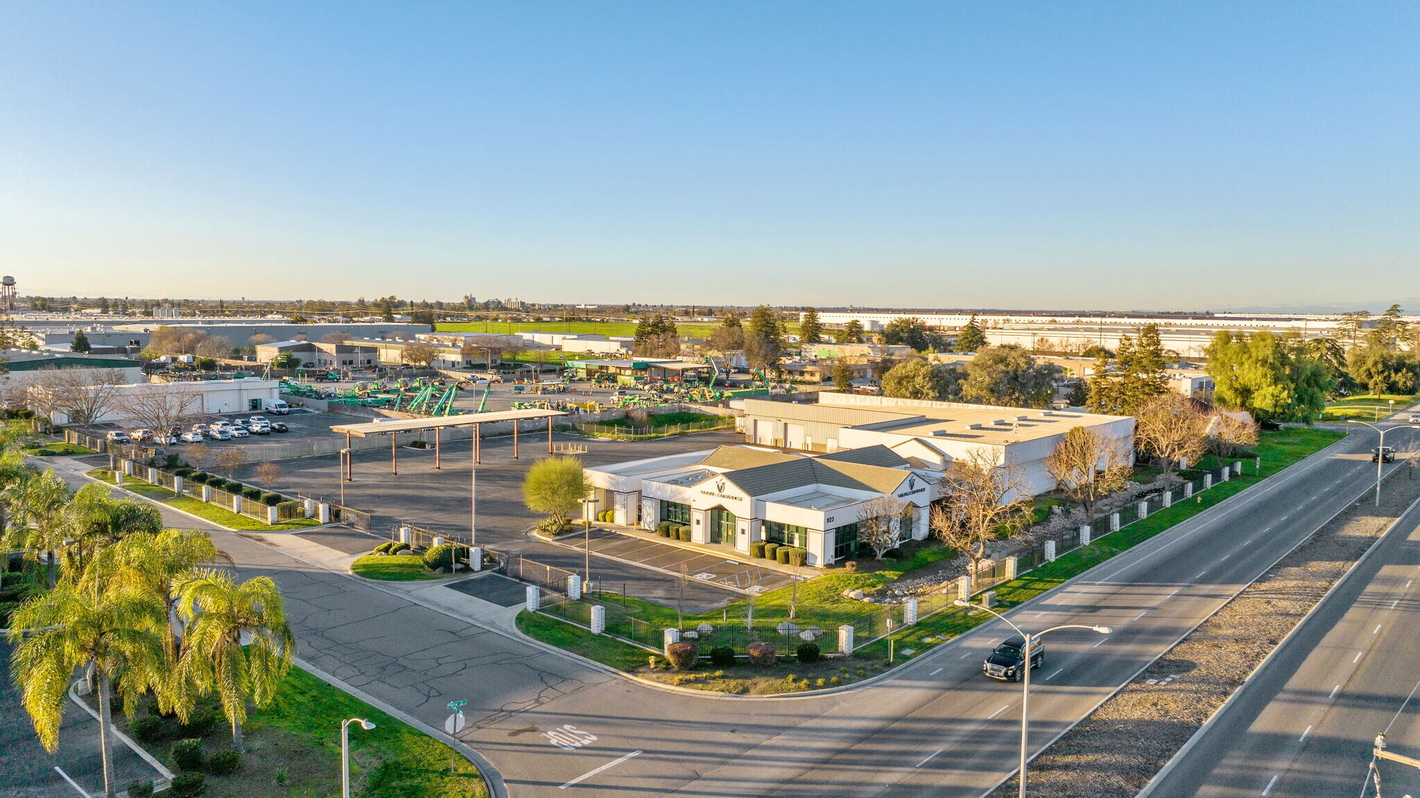 1123 N Plaza Dr, Visalia, CA à louer Photo principale– Image 1 sur 13