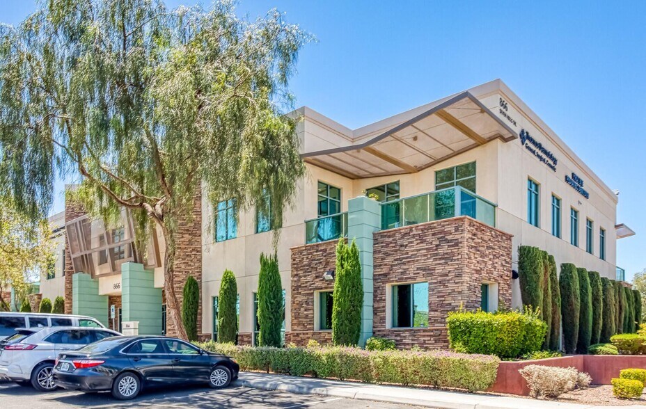 870 Seven Hills Dr, Henderson, NV à louer - Photo de l’immeuble – Image 3 sur 4