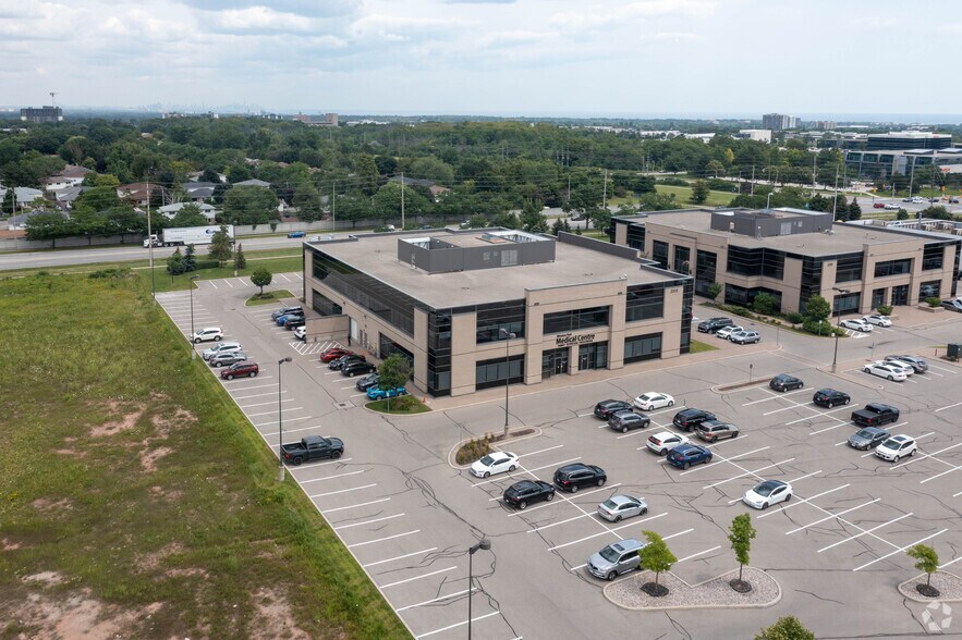 2315 Bristol Cir, Oakville, ON à louer - Aérien – Image 2 sur 7