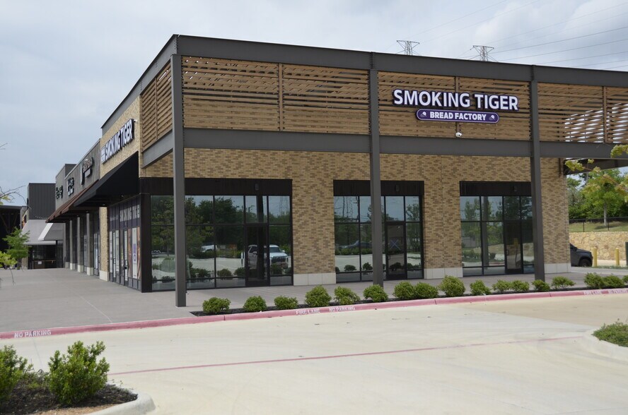 NWC Old Denton Rd & E Jackson Rd, Carrollton, TX à louer - Photo de l’immeuble – Image 3 sur 10