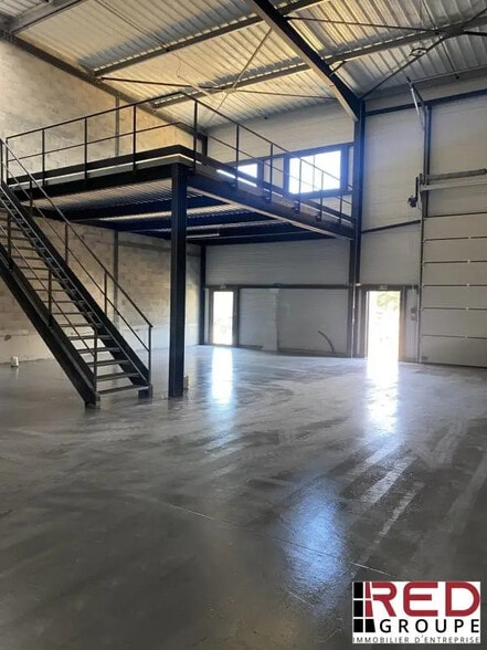 Industriel/Logistique dans Signes à vendre - Photo de l’immeuble – Image 2 sur 5