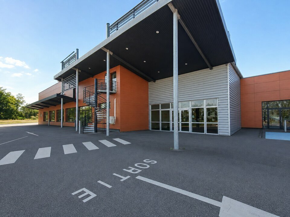 Local commercial dans Bourgoin-Jallieu à louer Photo de l’immeuble– Image 1 sur 11