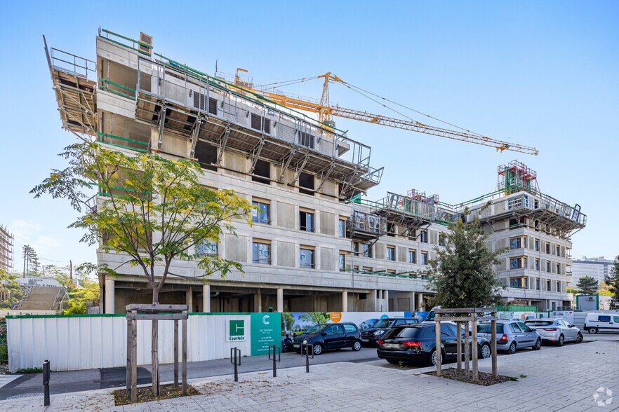 Immeuble residentiel dans Bron à vendre - Photo principale – Image 1 sur 2