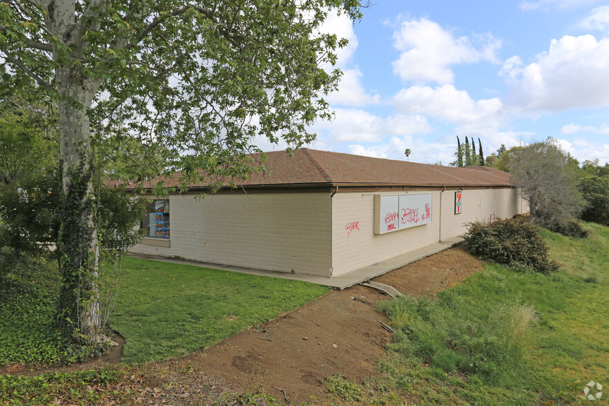 555 W Country Club Ln, Escondido, CA à louer - Photo de l’immeuble – Image 3 sur 3