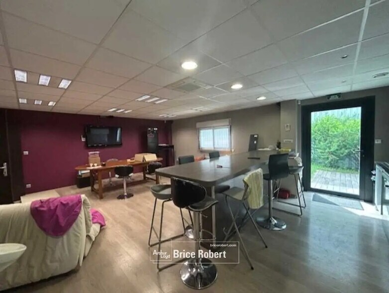 Local d'activités dans Lozanne à vendre - Photo de l’immeuble – Image 2 sur 6