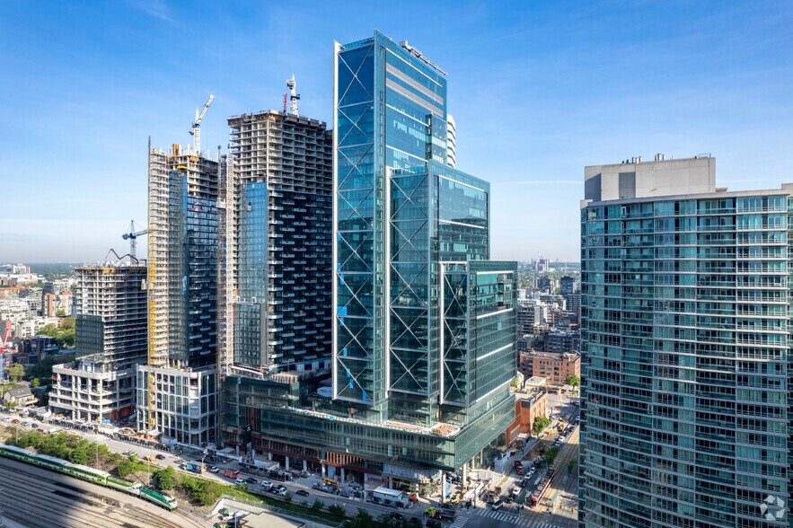 8 Spadina Ave, Toronto, ON à louer - Photo de l’immeuble – Image 1 sur 4