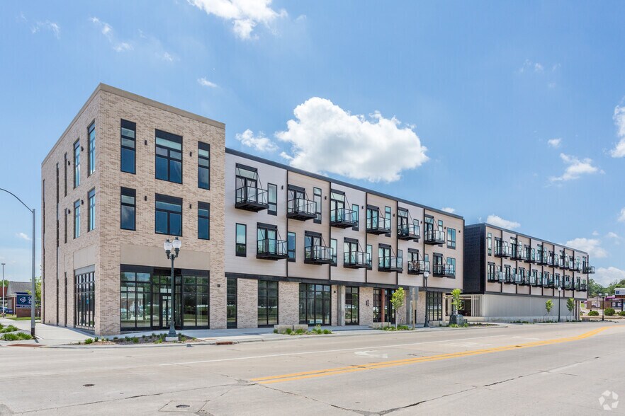 200 W 1st St, Cedar Falls, IA à louer - Photo principale – Image 1 sur 24