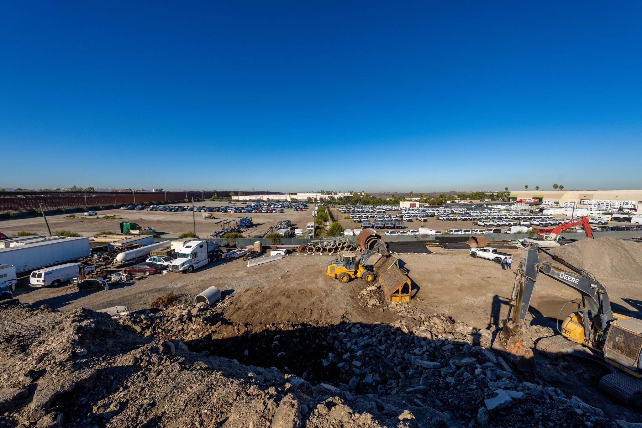 5753 Siempre Viva Rd, San Diego, CA à vendre Photo de l’immeuble– Image 1 sur 26